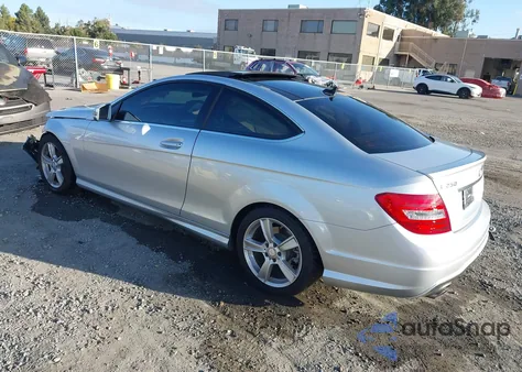 2015 Mercedes-Benz C 250 из США, поврежденный, VIN WDDGJ4HB4FG439586